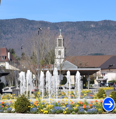 Rue de village avec maisons traditionnelles et vue sur les montagnes