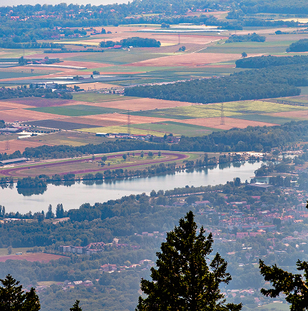Vue aérienne d'un lac, d'un hippodrome et des champs dans la vallée